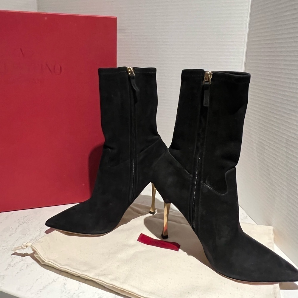 Exceptional quality 100 percent authentic Valentino suede booties.